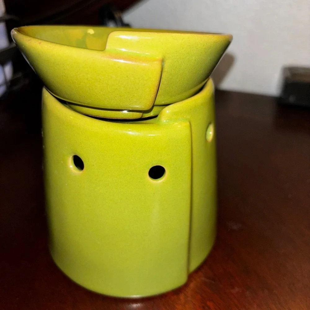 Scentsy Electric Wax Warmer Lime Green Ceramic Modern‎ Wrap Design with 20W bulb